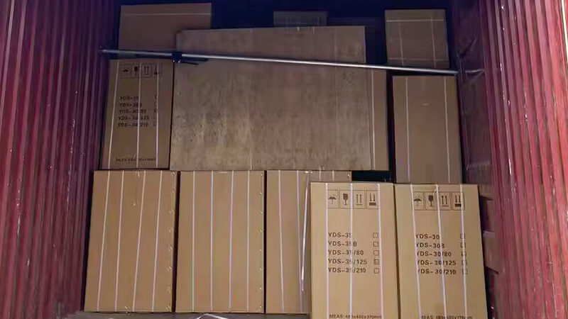 30升35升液氮罐在裝車，發(fā)貨新加坡